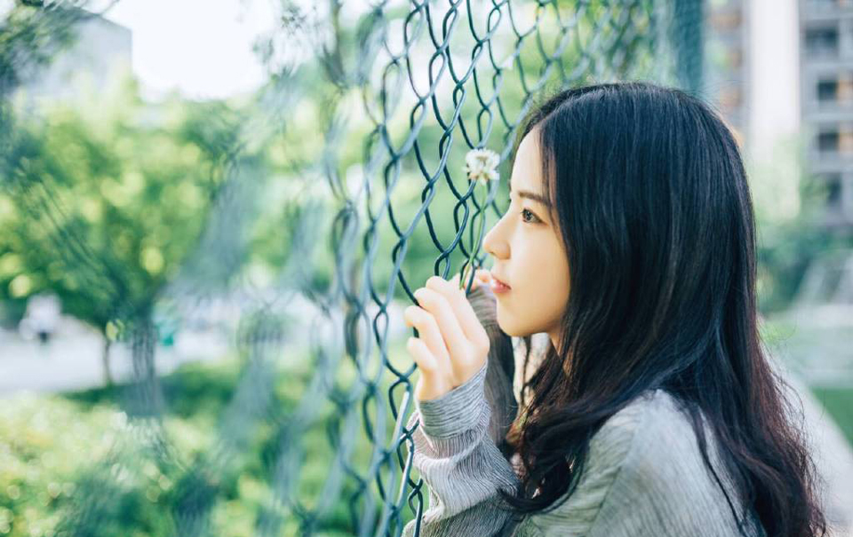 随着太史慈一声令下，一名士卒挑着一颗人头出现在江岸边。